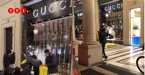 saccheggio gucci torino|Torino, negozio Gucci saccheggiato dai manifestanti .